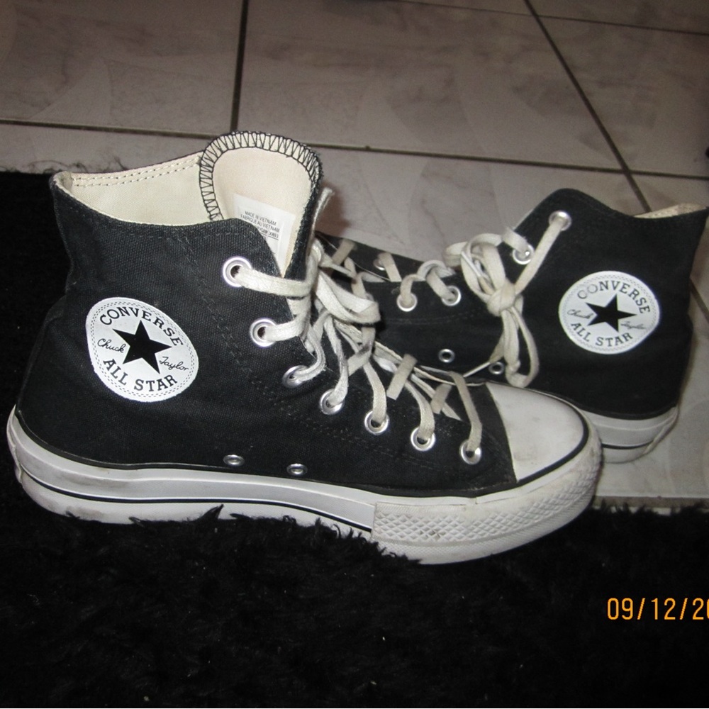 Size 8 women’s converse